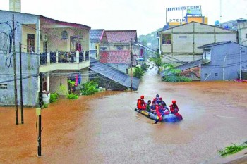 Severe floods kill 5 in Jakarta