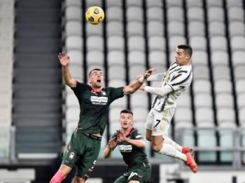 Ronaldo's Crotone double continues Juve found in title hunt