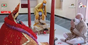Modi presents prayers at Satkhira temple