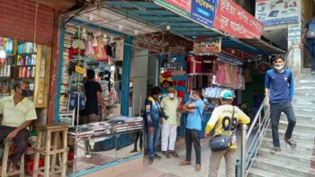 Small traders open shops defying ‘lockdown’ in Rajshahi