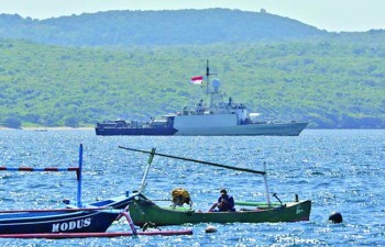 Indonesia looking for submarine which may be too deep to greatly help