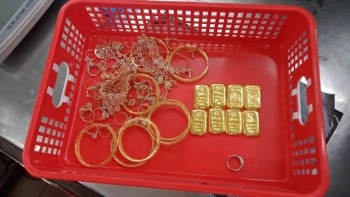3 held at Dhaka airport with gold, iPhpones