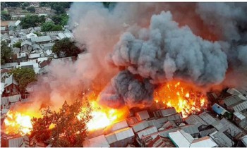 Large fire at Mohakhali Sattala slum burns downward many shanties
