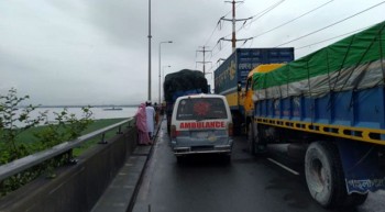 Road crash kills 2, causes traffic jam on Bangabandhu Bridge