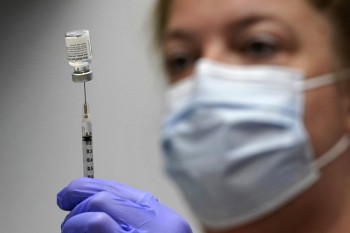 U.S. regulators give full approval to Pfizer COVID-19 vaccine