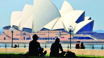 Sydney cases dip as Australia debates COVID-19 reopening plans