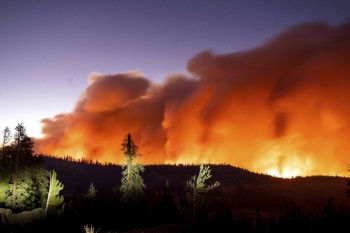 Thousands flee as fire closes in on Lake Tahoe