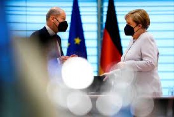 Merkel takes aim at SPD's Scholz over  far-left coalition option