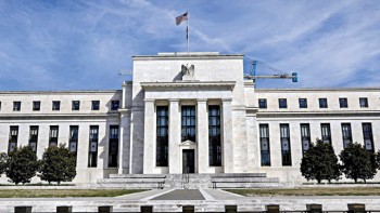 Fed to stay cautious as economy sends mixed signals