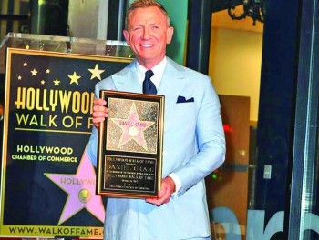 Bond star Craig honored on Hollywood Walk of Fame