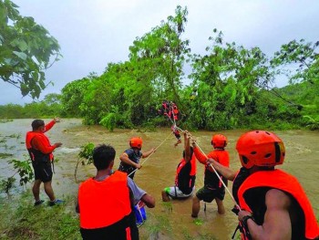 Tropical Storm Kompatsu hits Philippines, nine dead