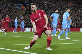 Liverpool beat 10-man Atletico Madrid to reach Champions League knockout stage