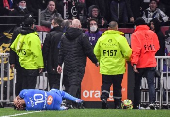 Lyon vs Marseille abandoned after Payet struck on head by bottle