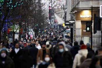 UK shoppers and commuters asked to wear face masks despite Covid rule change