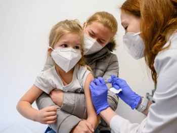 Covid-19 infection provides longer protection than vaccination, trial finds