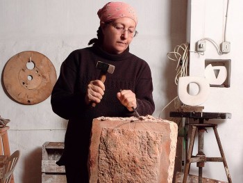 Jordanian artist and sculptor Mona Saudi dies at 76