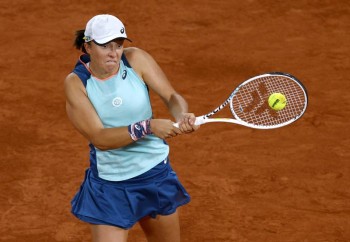 Swiatek powers through at French Open while defending champion Krejcikova is out