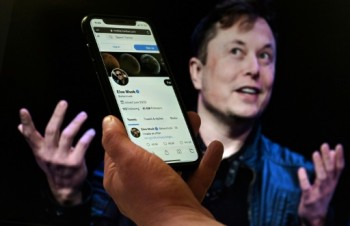 Filing says Elon Musk to borrow less in Twitter bid