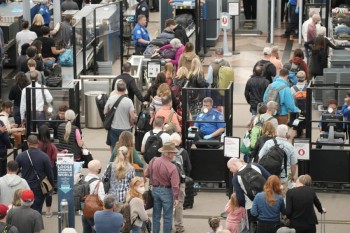 Air travelers in U.S. face cancellations over Memorial Day weekend