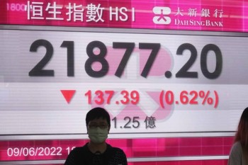 Asian shares fall as oil lingers above $120; yen sinks