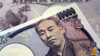 Yen falls as Bank of Japan bucks rate rise trend