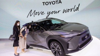Toyota recalls electric cars over concerns about loose wheels