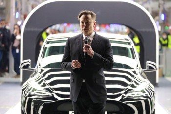 Elon Musk sells Tesla shares worth nearly $7bn