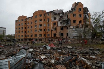Russia hits Ukraine homes, evacuates Kherson