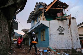 Indonesia quake kills scores, reduces homes to rubble