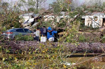 Storms cause major tornadoes, flooding around US south