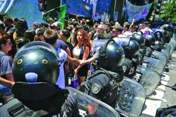 Argentine government to bill protesters for security costs