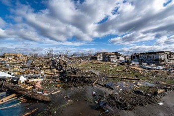 At least 21 dead after tornadoes rake U.S. Midwest, South
