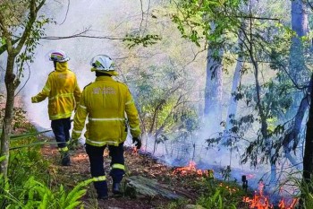 Bush fires in parts of south-east Australia amid spring heatwave