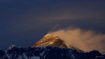 Nepal urged to tighten climbing rules to cut Everest deaths