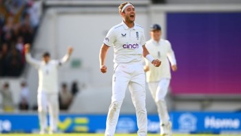 Showman Broad entertains to the end in fitting finale
