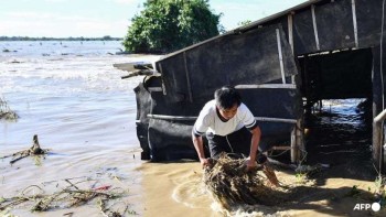 Floods strike thousands of houses in northern Philippines